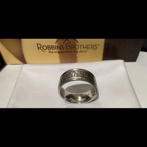 Lightly worn men’s white gold wedding band